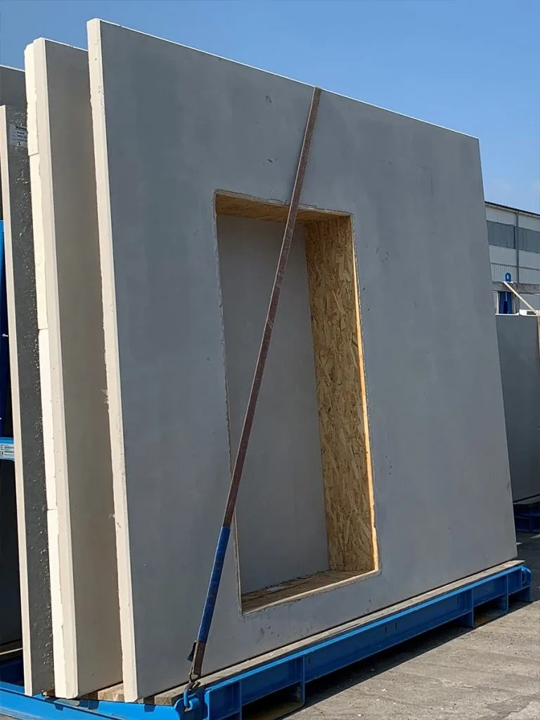 Doppelwand mit Fensteraussparung, aufrecht im blauen Transportgestell