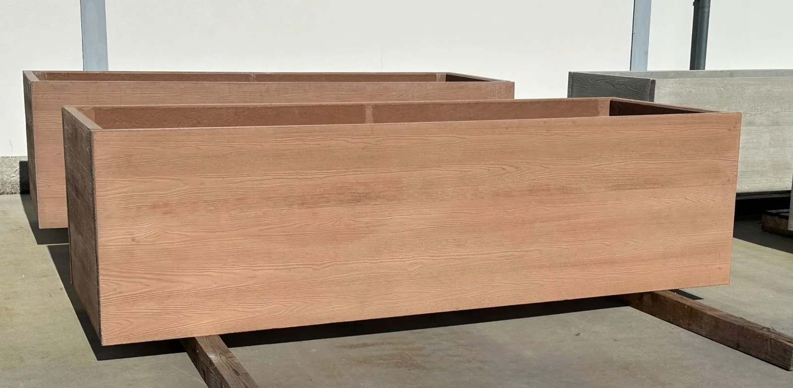 Zwei Hochbeete aus Beton in Braun mit Holzoptik