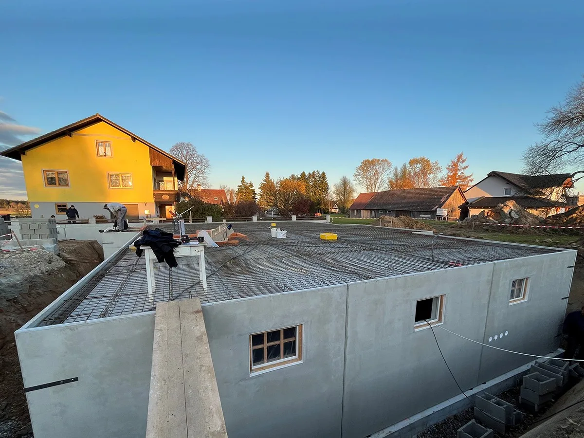 Verlegte Elementdecke auf einem Keller im Abendlicht