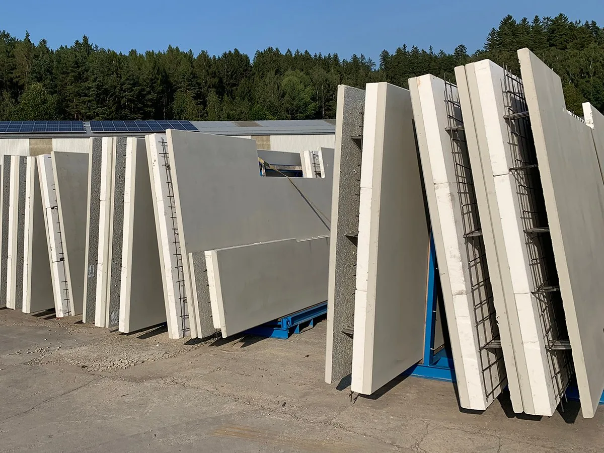 Thermowände mit Dämmung in Gestellen vor einem Waldrand