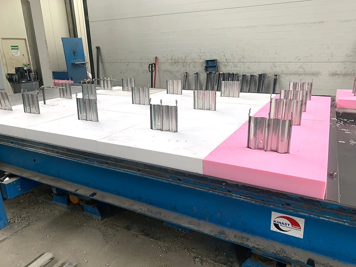 Thermowand in Fertigung: Dämmplatten mit Gitterträgern auf dem Schalungstisch